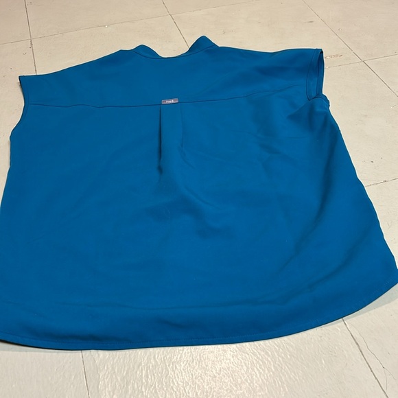 Figs I believe the color is pacific blue scrubs top and bottom are XXS. - Picture 7 of 7